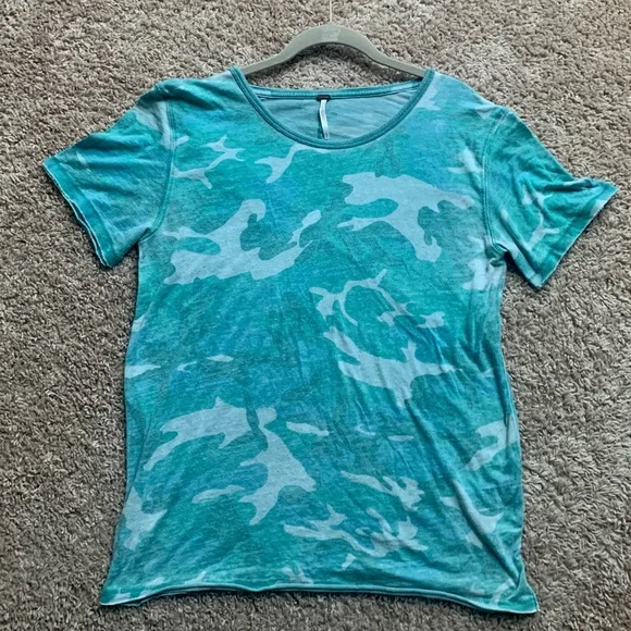 2/$20 or 3/$25 Free People Aqua Camo Tee Sz SM - Picture 1 of 5
